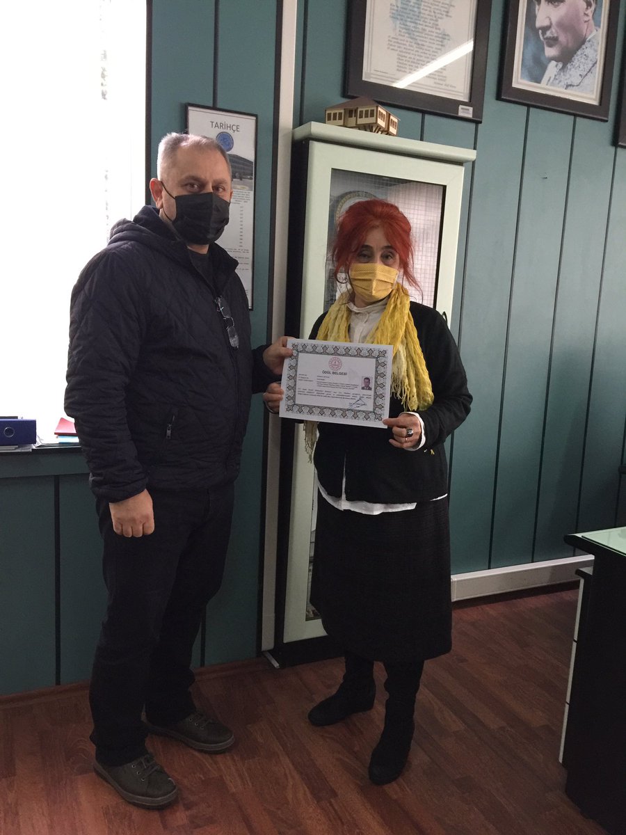 melekcelebi12's tweet photo. Değerli öğretmenlerimin ödüllerini vermenin mutluluğu https://t.co/s0iJLQD9ZW