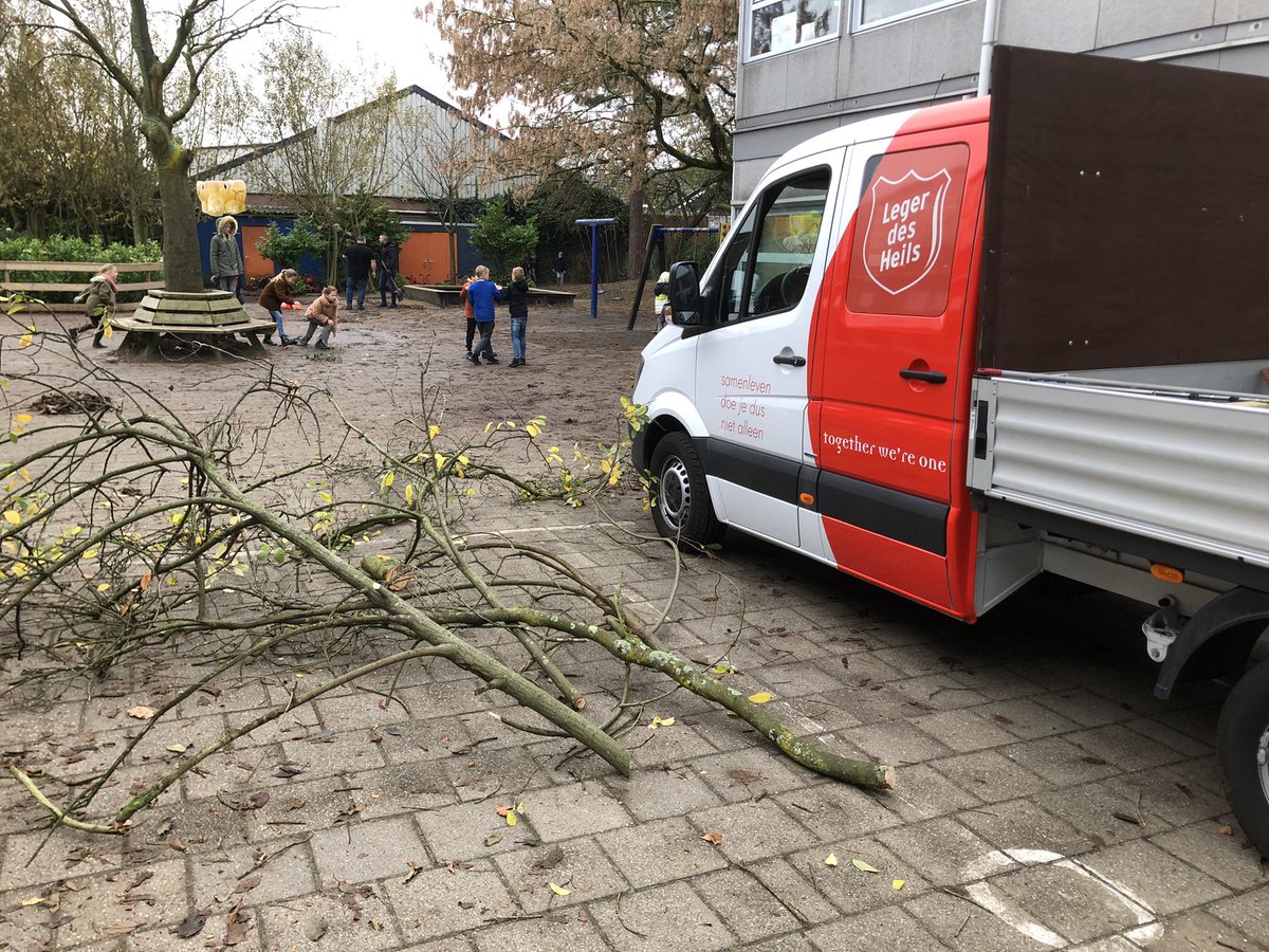 BeaPijnacker's tweet photo. Leger des Heils helpt met opknappen van het schoolplein. Mooie samenwerking! https://t.co/SYPKioTHHW