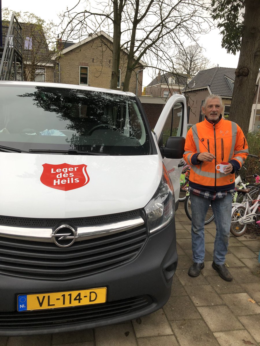 BeaPijnacker's tweet photo. Leger des Heils helpt met opknappen van het schoolplein. Mooie samenwerking! https://t.co/SYPKioTHHW