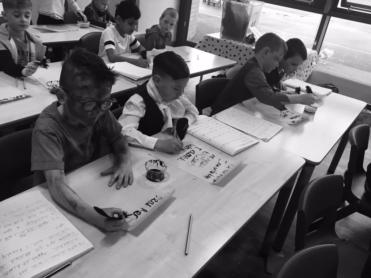 We’re really enjoying our Victorian day so far in 2KR! The children are shocked at how strict the school rules would have been and have enjoyed using quills in Literacy. Don’t they all look fantastic? 🖋🤩