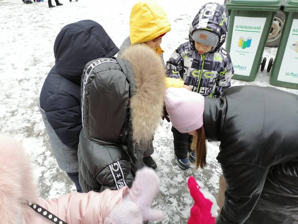 Сегодня в нашем саду подготовительные группы 6 и 9 приняли участие в экологической акции "Сортируй мусор правильно!"