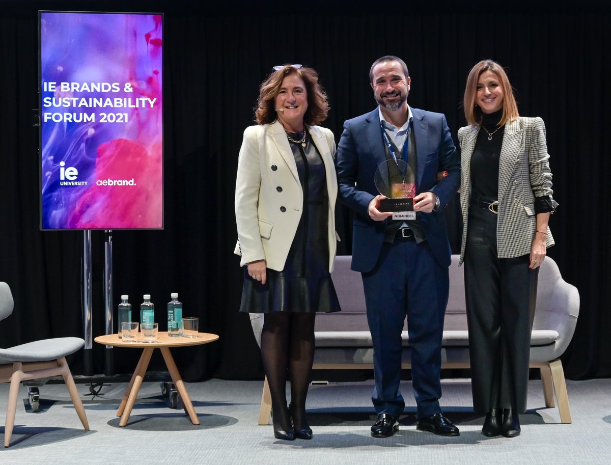 AebrandORG's tweet photo. @JANCORU director corporativo de #marca, #marketing y #comunicacion de @Antolin_Oficial reciben el🏆#PremiosAebrand en la categoría 5⃣ #marca interna de manos de @AnaCallol VP Asuntos Públicos, Comunicación y Sostenibilidad @CocaColaEP_es #InAntolin 📸#FernandoNuñez https://t.co/4zcdhDOqj1