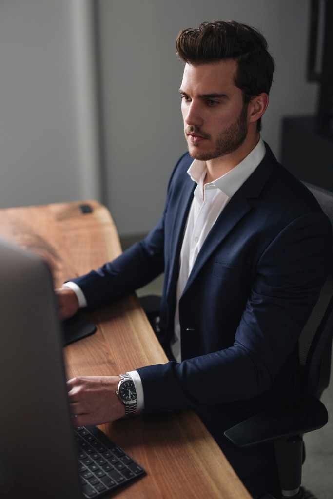 It's Black Friday (and has been for 2 weeks here at ergonofis 😆)! For the occasion, we wanted to show you a subdued space. 🖤 Shop the Black Friday Sale via our website ergonofis.com