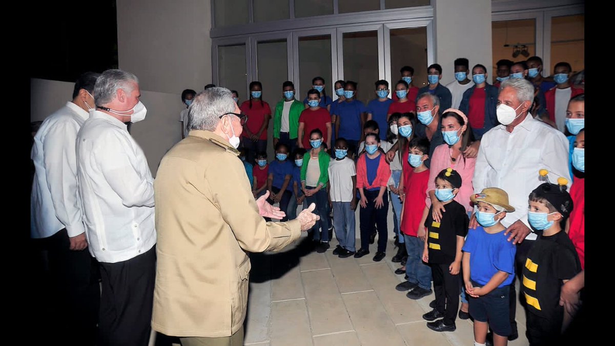 DiazCanelB's tweet photo. Noche memorable la de este 25 de Noviembre: #FidelVive  en un discurso originalísimo de @tincremata14 y La Colmenita, Raúl, @NicolasMaduro, @ConCiliaFlores, @freibetto y @FrasesdeSilvio: CubaVa. #CubaVive https://t.co/51jkZACmGz