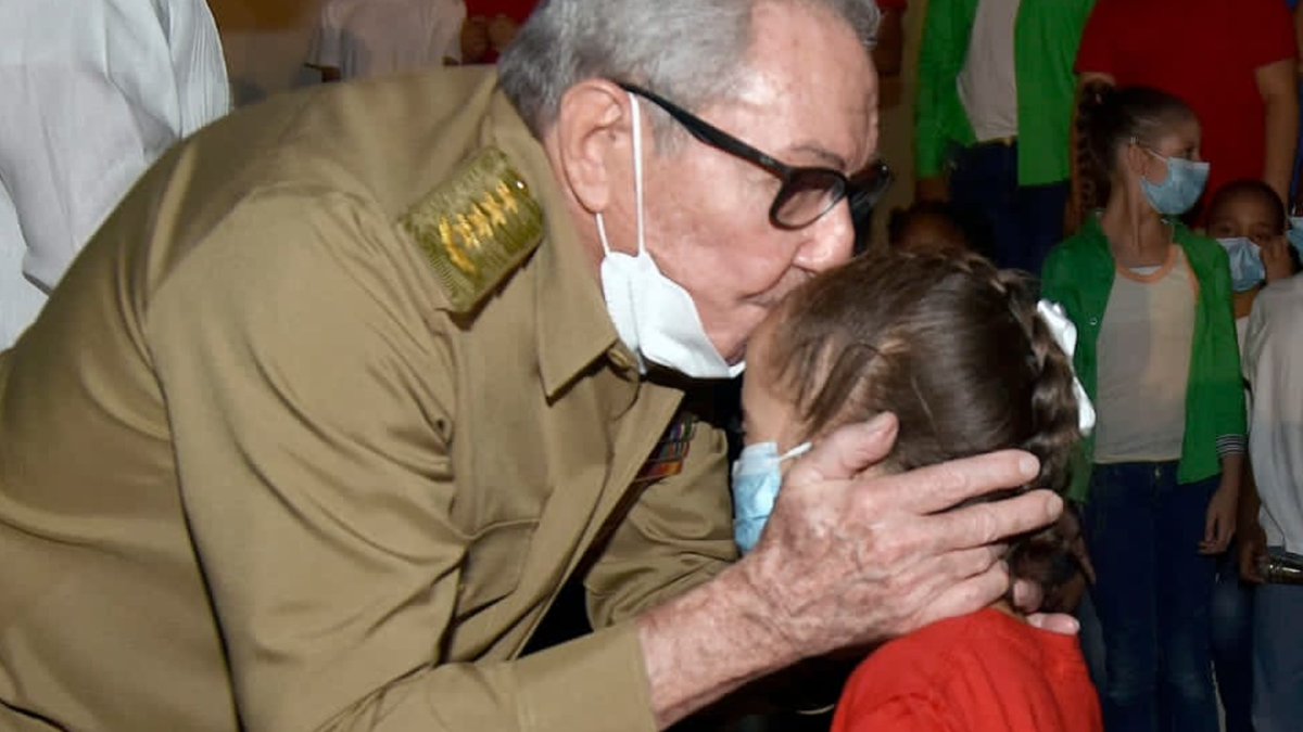 DiazCanelB's tweet photo. Noche memorable la de este 25 de Noviembre: #FidelVive  en un discurso originalísimo de @tincremata14 y La Colmenita, Raúl, @NicolasMaduro, @ConCiliaFlores, @freibetto y @FrasesdeSilvio: CubaVa. #CubaVive https://t.co/51jkZACmGz