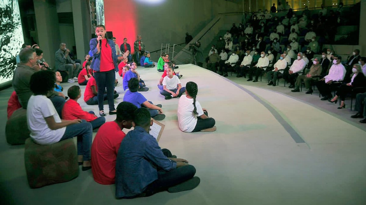 DiazCanelB's tweet photo. Noche memorable la de este 25 de Noviembre: #FidelVive  en un discurso originalísimo de @tincremata14 y La Colmenita, Raúl, @NicolasMaduro, @ConCiliaFlores, @freibetto y @FrasesdeSilvio: CubaVa. #CubaVive https://t.co/51jkZACmGz