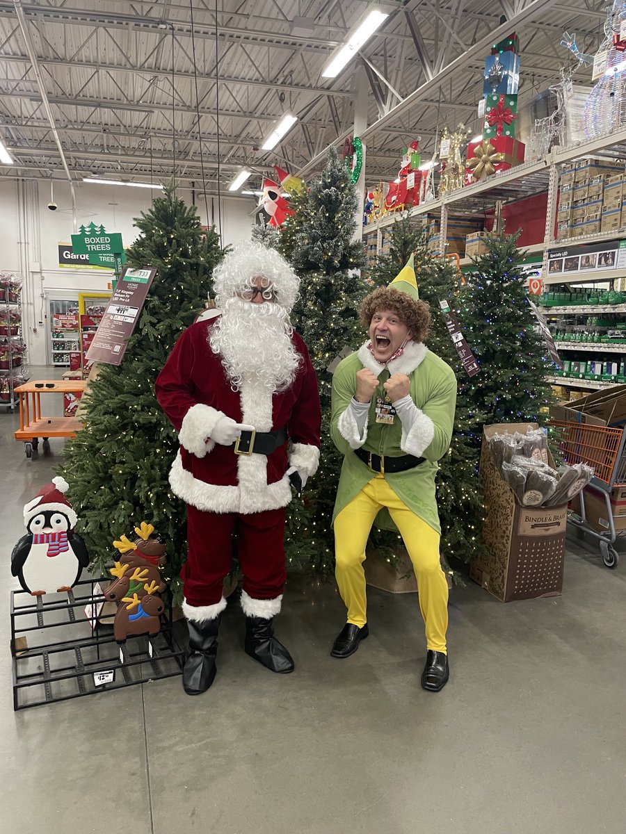 #Team6377 we have a special appearance by Santa  aka ⁦<a href="/sm_thd6377/">Jaime San Miguel</a>⁩ and Buddy aka ⁦<a href="/ShaneBirdBaker1/">Shane Bird Baker</a>⁩ ⁦<a href="/SeanBrownD133/">Sean Brown</a>⁩ ⁦<a href="/WeidmanJess/">Jess Weidman</a>⁩