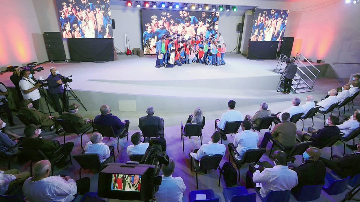DiazCanelB's tweet photo. Noche memorable la de este 25 de Noviembre: #FidelVive  en un discurso originalísimo de @tincremata14 y La Colmenita, Raúl, @NicolasMaduro, @ConCiliaFlores, @freibetto y @FrasesdeSilvio: CubaVa. #CubaVive https://t.co/51jkZACmGz