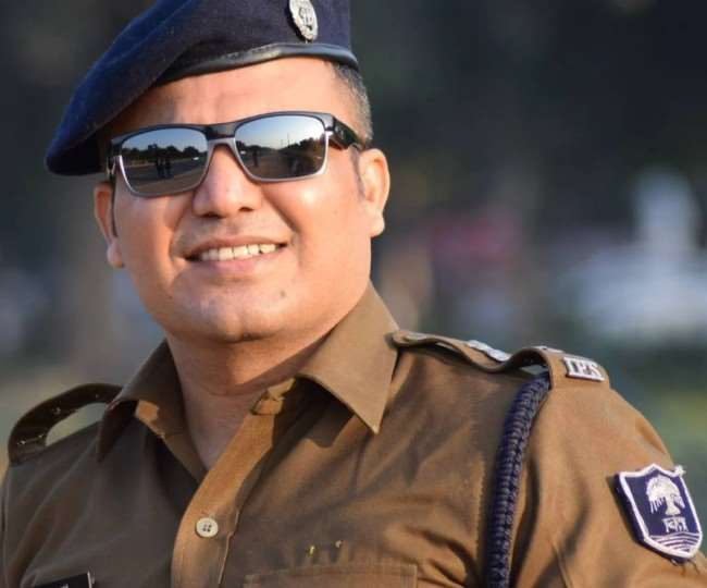 News18Bihar's tweet photo. चर्चित IPS अधिकारी शिवदीप लांडे दिसबंबर के पहले हफ्ते में वापस बिहार में अपनी ड्यूटी ज्वॉइन करेंगे। बिहार कैडर के IPS शिवदीप लांडे 5 साल के डेपुटेशन पर महाराष्ट्र गये थे। डेपुटेशन पूरा होने पर महाराष्ट्र सरकार ने उन्हें अब रिलीव कर दिया है। https://t.co/C3KhX4nYCK