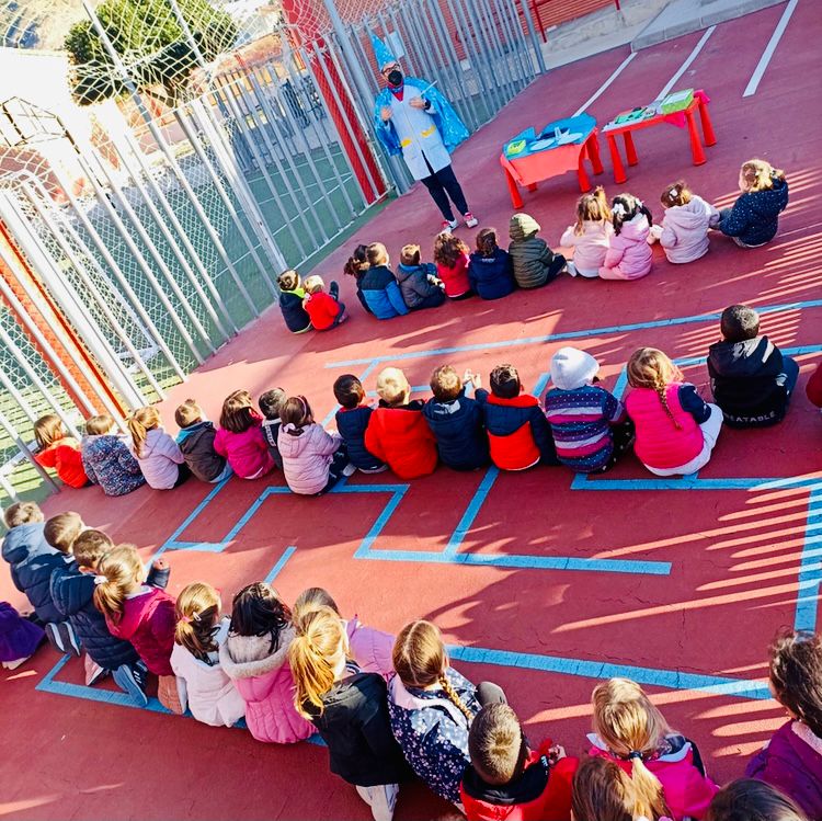 CeipMadre's tweet photo. Día del Maestr@: espectáculo de magia. Los maestr@s somos magos  @Educarm @sifopcarm @RmAdeip @campuzano_mabel https://t.co/oeSftBwNlu