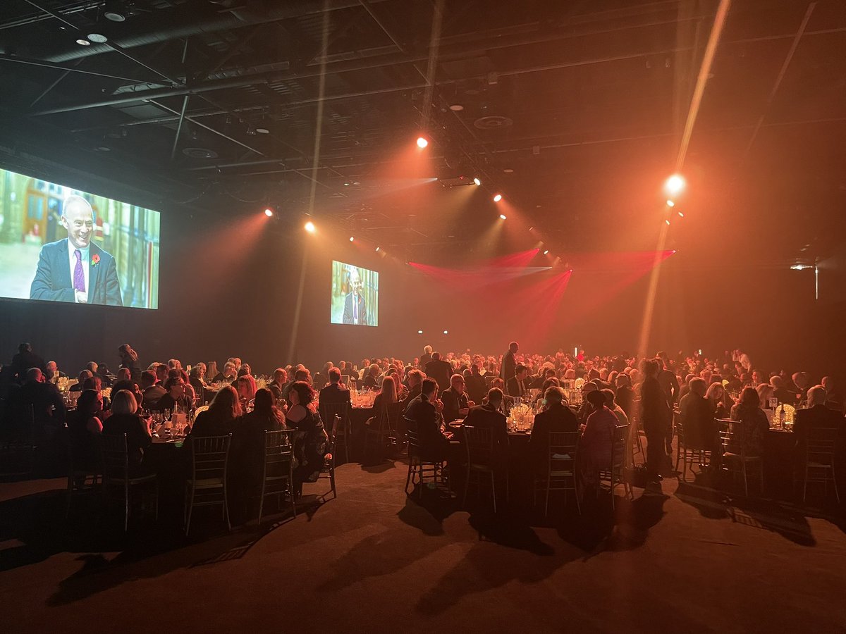 Another fantastic evening last night working with the ‘Manchester Together Choir’ celebrating Sir Richard Leese’s time at the council and bringing together voices from <a href="/choir_project/">The Choir Project</a> @SurvivorsChoir <a href="/stcatherinesrc/">St Catherines RC</a> <a href="/ManCityCouncil/">Manchester City Council</a> @MLGConline congrats to everyone involved! 🐝 🎶