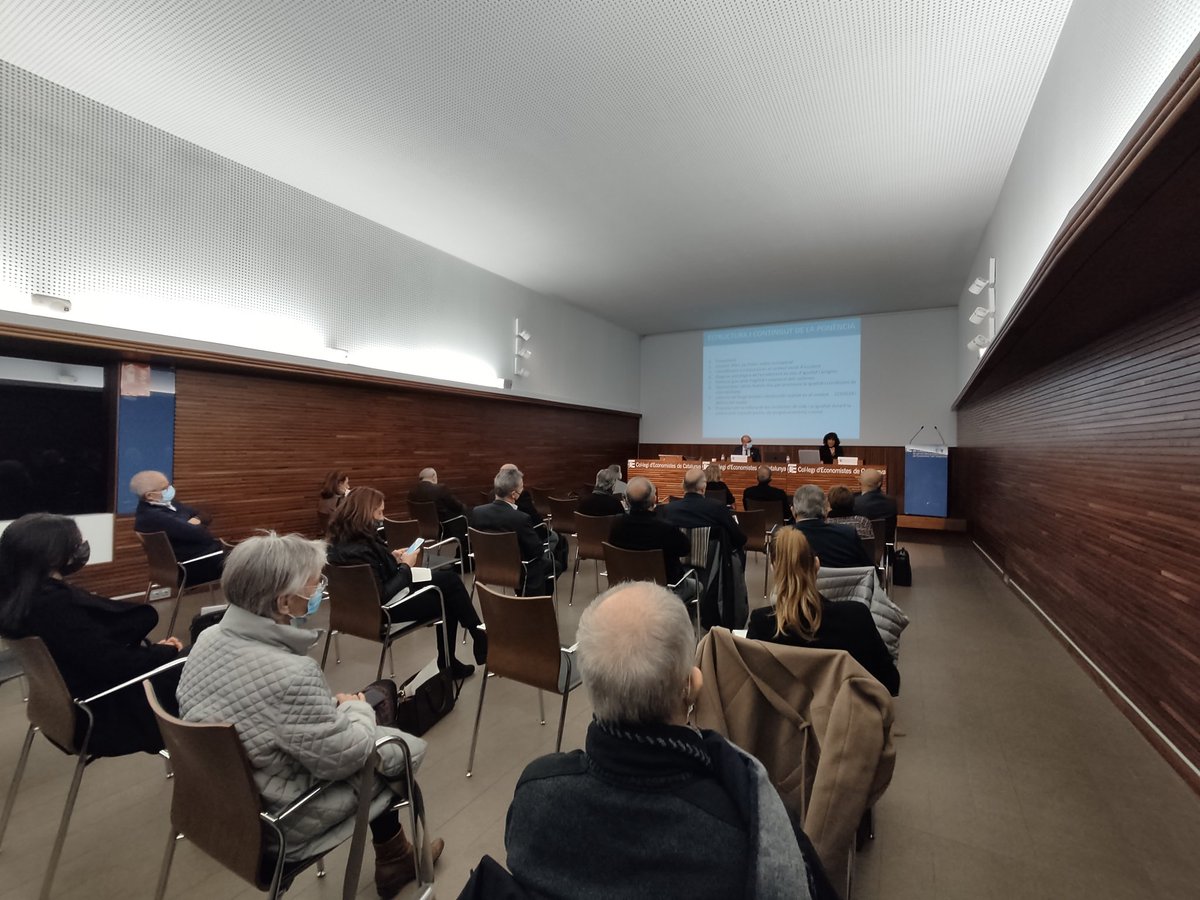 eugenioroj's tweet photo. Al Col.legi d'Economistes ...molt interessants ponències al respecte de les desigualtats esdevingudes per l'envelliment de les persones ... Nombroses propostes que caldria seguir treballant. https://t.co/BVC6e6Gbyb