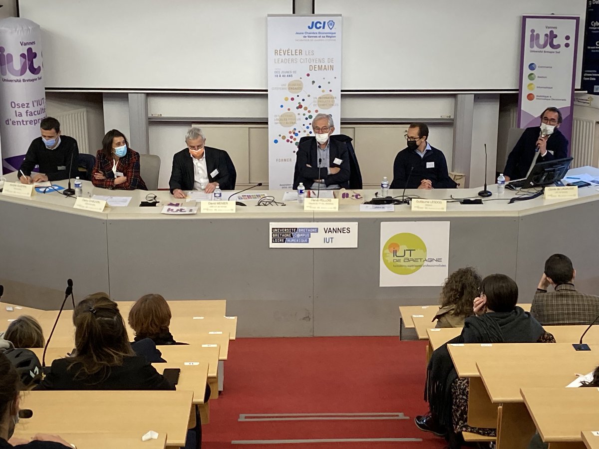 🔝Début de la #conference ⁦<a href="/JCEVannes/">JCE Vannes</a> :⁩ ”Optimisons nos ressources pour allier développement #économique et #développement #durable“ avec ⁦<a href="/glesdos/">Guillaume Lesdos</a>⁩⁩, ⁦<a href="/HervePellois/">Hervé Pellois</a>⁩, @MbaMutuelle et ⁦<a href="/socomore/">SOCOMORE</a>⁩