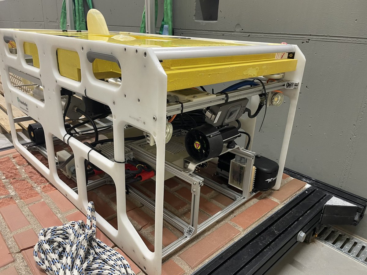 GB_038's tweet photo. Samen met @MarkKroef en een Nederlandse startup op het gebied van A.I. op bedrijfsbezoek bij een Duits onderzoeksinstituut die onder water ROV’s ontwerpt. Samen kijken waar de (on)mogelijkheden voor het gebruik binnen de brandweer liggen en dit samen vanaf begin op te bouwen. https://t.co/Ul6iAaBBy0