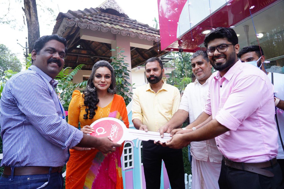 shajupopees's tweet photo. Popees has crossed yet another milestone by opening two stores within two days.  Our 36th store opened at Ponnani, Malappuram yesterday.  Eminent television anchor Ms. Lakshmi Nakshathra inaugurated the function. #Popees #Ponnani https://t.co/aliApcZuVf