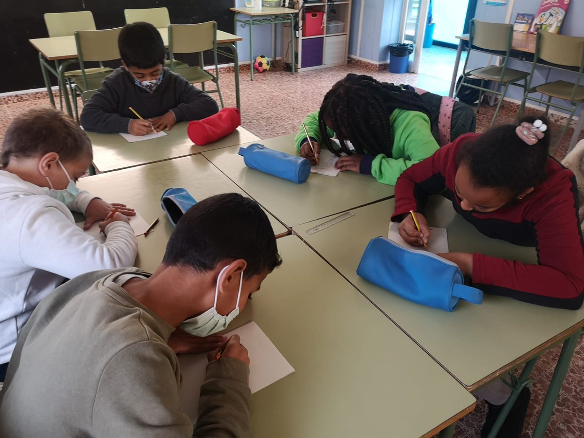 espigoladors's tweet photo. A #Martorelles, hem descobert que els nens i nenes de l'escola Les Pruneres tenen moltes coses a dir sobre el valor dels aliments! Amb les seves creacions ens volen ajudar a explicar-ho a més persones! 🎨🌶

@ajmartorelles @AccioClimaDIBA #ewwr2021 #ewwrcat #ComunitatsCirculars https://t.co/nUbyf9aMAQ
