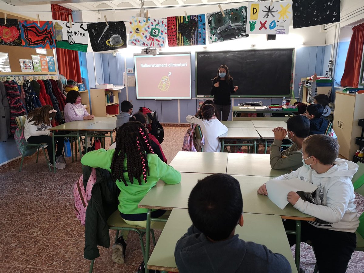 espigoladors's tweet photo. A #Martorelles, hem descobert que els nens i nenes de l'escola Les Pruneres tenen moltes coses a dir sobre el valor dels aliments! Amb les seves creacions ens volen ajudar a explicar-ho a més persones! 🎨🌶

@ajmartorelles @AccioClimaDIBA #ewwr2021 #ewwrcat #ComunitatsCirculars https://t.co/nUbyf9aMAQ