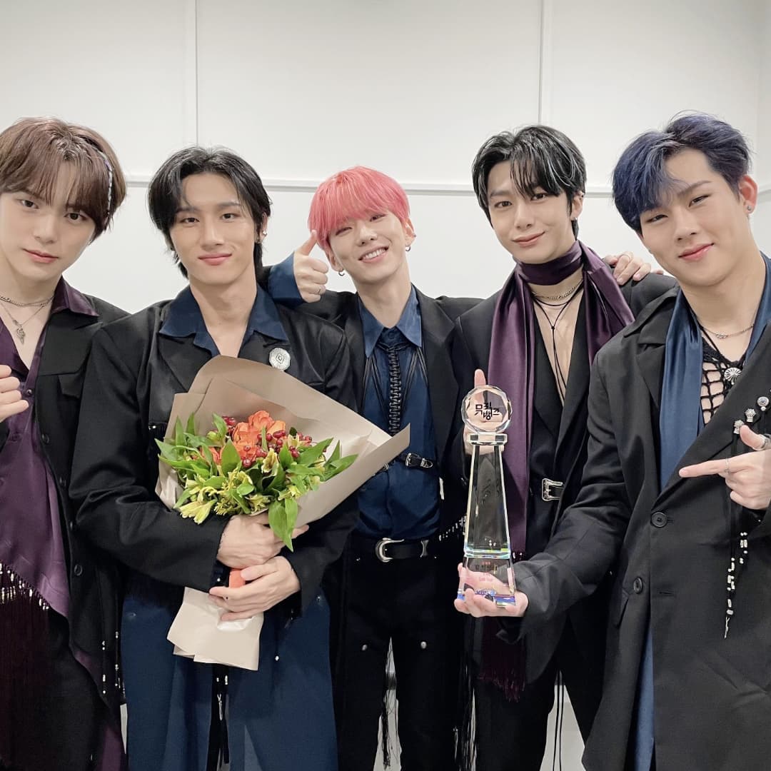 Yoongimint09's tweet photo. La palabra orgullo se queda corta!!!! Todo el reconocimiento que merecen lo están consiguiendo
Se que Nunu y 🐰 estarán super felices
#RushHour3rdWin 🏆🏆🏆
#MONSTAX_RushHour #MONSTAX #MonbebeNoLimit https://t.co/aEwMTuz4HJ