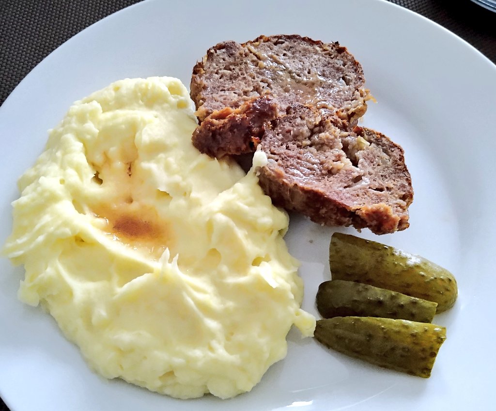 BakingCooking's tweet image. Meatloaf time 👩🏻‍🍳🍖🌿🍠🥔🌡️🍞🥚❄️☃️ Delicious meatloaf with soft mashed potatoes and some gherkins #comfortfood #Cooking #homemade #homecooking #delicious #meat #potatoes #HappyFriday #Lunchtime #lunch #FridayVibes