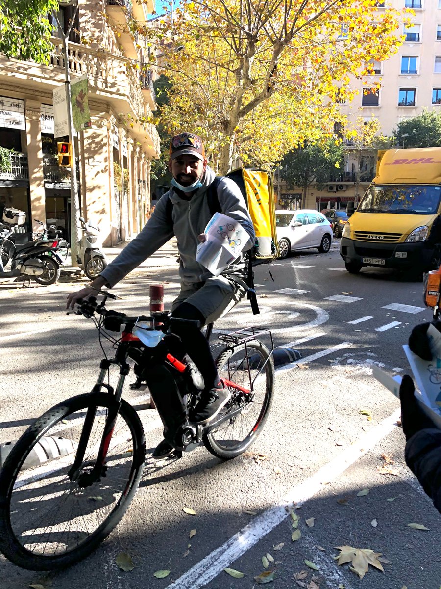 bacc_cat's tweet photo. Avui hem fet una jornada més de la campanya #Bcivisme, on recordem la importància de la convivència a la #mobilitat, el respecte mutu i sobretot la protecció i prioritat dels més vulnerables com la #bicibcn 🚲😊
📍@Bcn_Eixample
Amb el suport de @bcn_ajuntament 🤝 https://t.co/7UtnjPhAFF