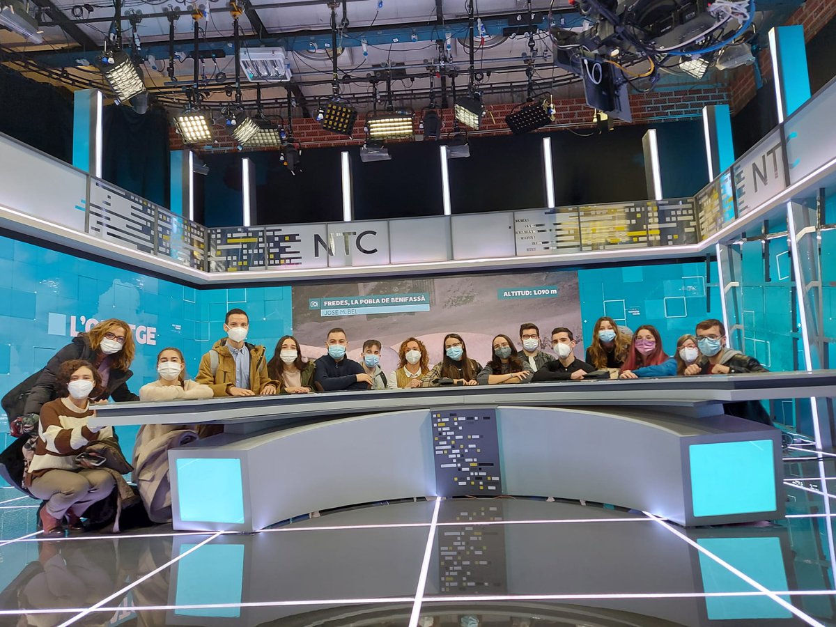 MAStransmedia's tweet photo. Esta mañana hemos tenido la suerte de visitar los estudios de @apunt_media 🤩

Hemos podido conocer más a fondo la estrategia transmedia de @AlqueriaBl y cómo gestionan los contenidos para volcarlos en redes sociales 👀 

@UPVCampusGandia https://t.co/HBQoQt7MQ1