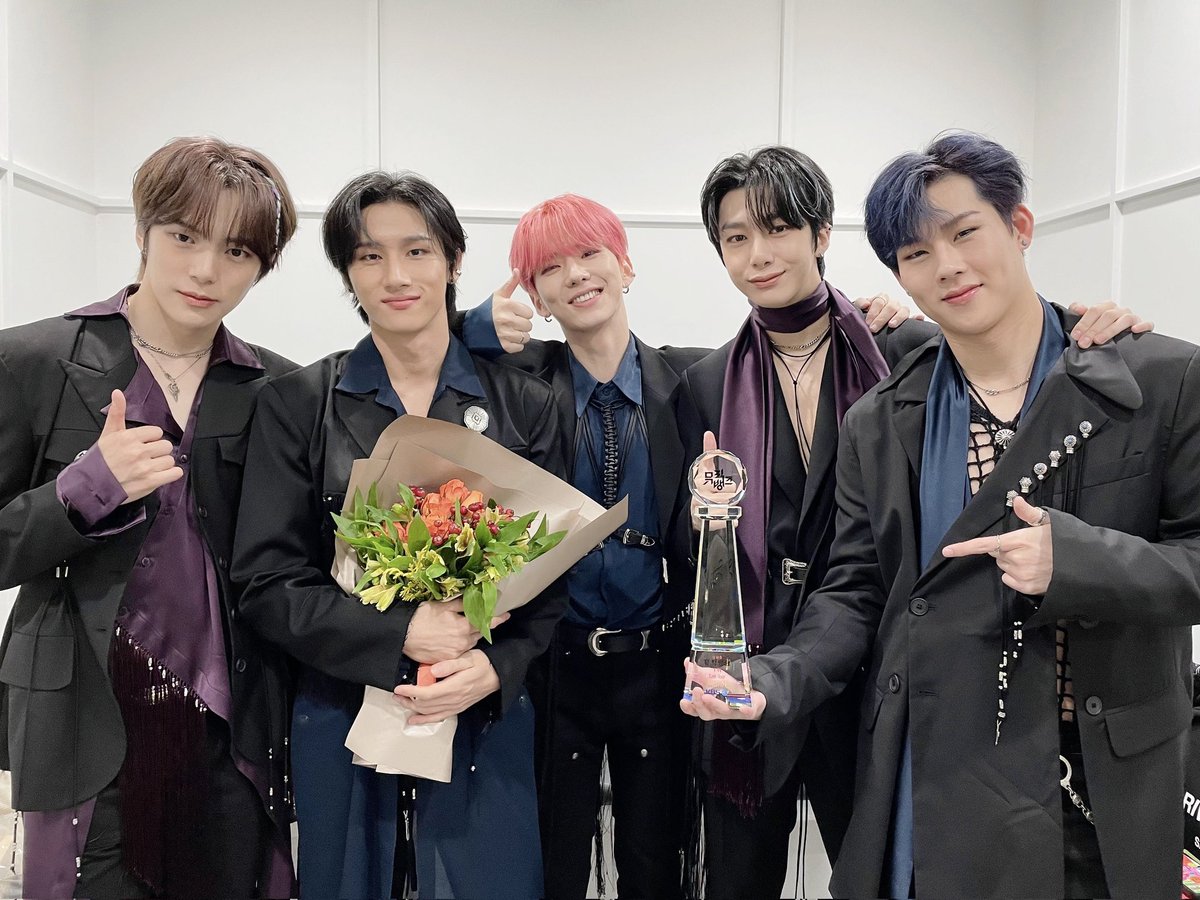 joohoneysupreme's tweet photo. 📷 #PIC • 26.11.21 — @OfficialMonstaX

KBS2 #MUSICBANK concluído

Grupo N° 1 #MONSTAX ❤🔥
E #MONBEBE será para sempre o Nº 1 do Monsta X 🥇
Estou tão feliz por apreciar este momento juntos💝
#Loveya_MONBEBE

#RushHour | #RushHour3rdWin | #MONSTAX18thWin | @OfficialMonstaX 
~🍯 https://t.co/Brth6fkhMU