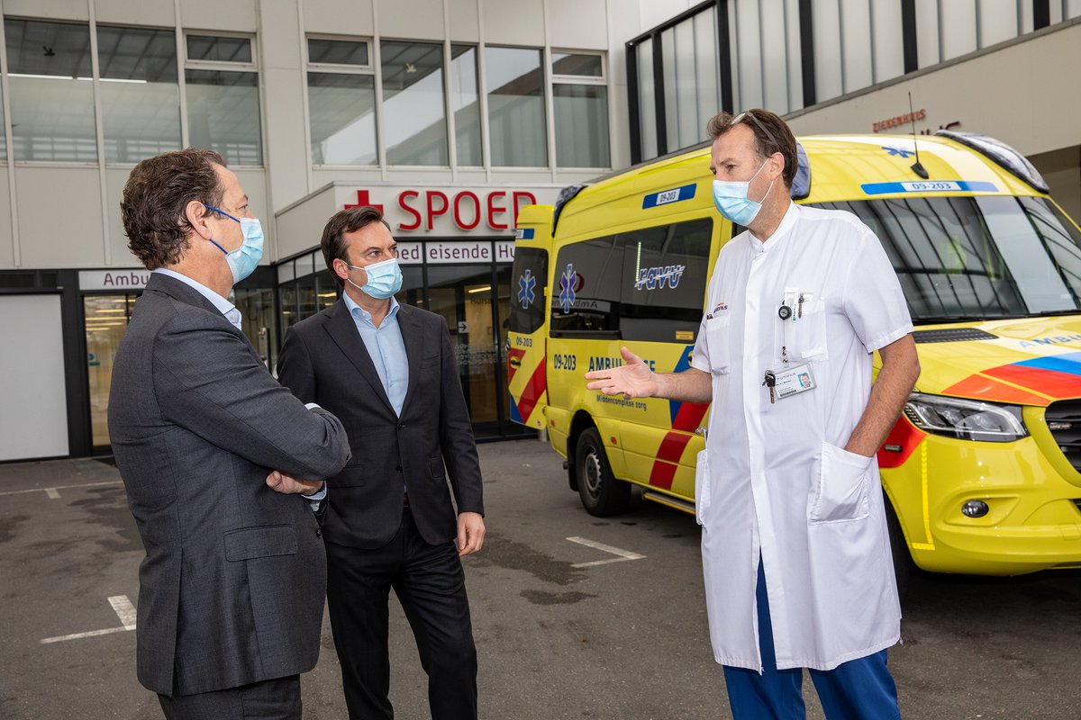 antoniuszkh's tweet photo. Vandaag heeft de Federatie Medisch Specialisten een bezoek gebracht aan @antoniuszkh. Uit gesprekken met verpleegkundigen en specialisten blijkt dat we er ondanks de hoge werkdruk met passie, creativiteit en overtuiging samen voor blijven gaan. #wedoenhetsamen @de_specialisten https://t.co/Vm950PkGZr