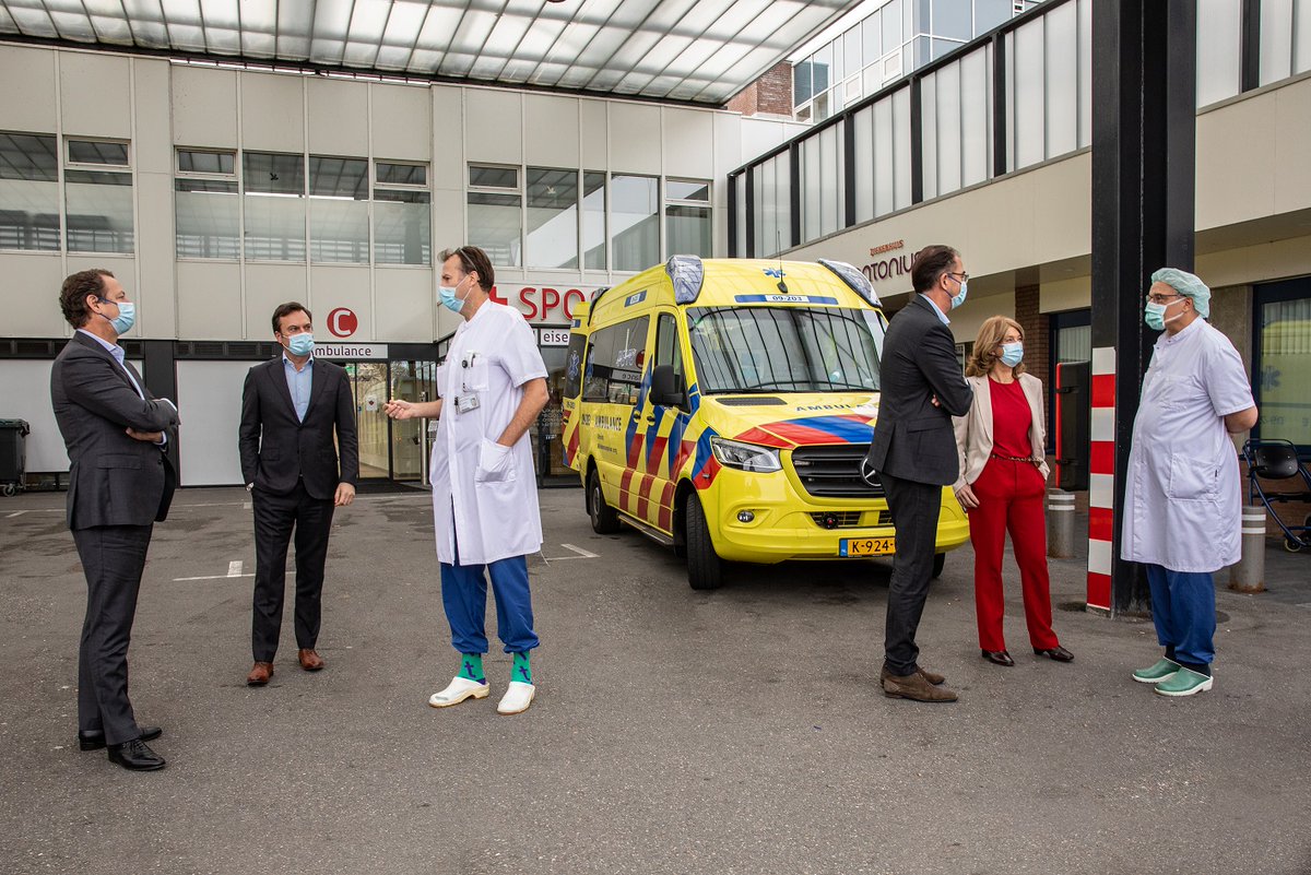 antoniuszkh's tweet photo. Vandaag heeft de Federatie Medisch Specialisten een bezoek gebracht aan @antoniuszkh. Uit gesprekken met verpleegkundigen en specialisten blijkt dat we er ondanks de hoge werkdruk met passie, creativiteit en overtuiging samen voor blijven gaan. #wedoenhetsamen @de_specialisten https://t.co/Vm950PkGZr