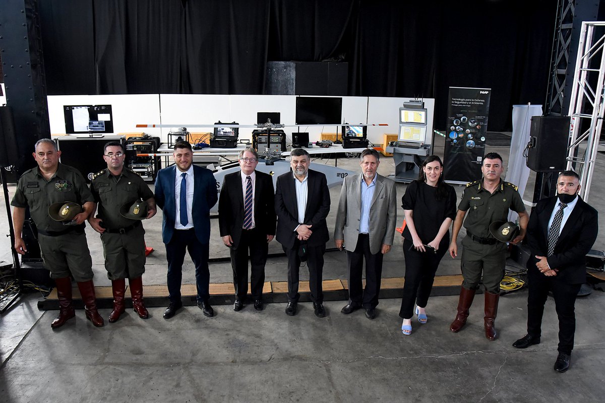 BaimaMarina's tweet photo. El Gobernador @omarperotti tomó la decisión de incorporar masivamente tecnologías en áreas estratégicas de gobierno. Hoy, un hito histórico, el @MinSegSF + @invapargentina mostraron los desarrollos e innovaciones para modernizar el sistema de seguridad pública. https://t.co/o4A7IJSqNm