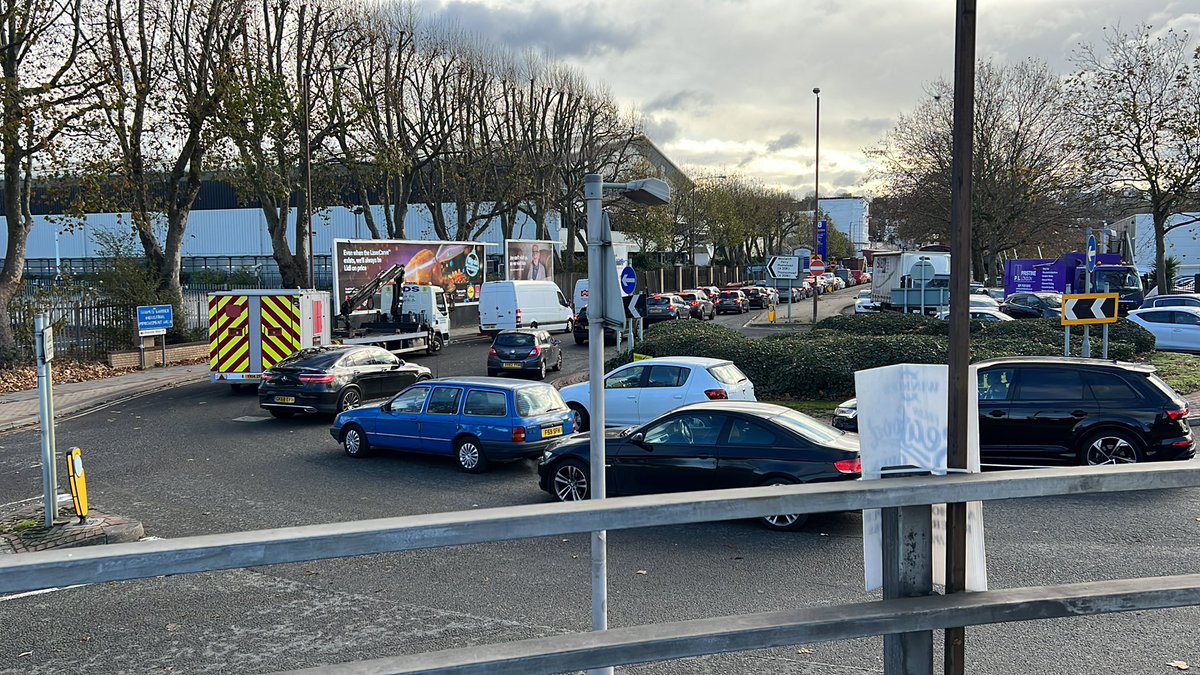 hodadr's tweet image. Total lack of understanding on how a roundabout works, it’s shambolic #mgif @metpoliceuk @TfL @MayorofLondon  gridlock pollution urgently needs box junction and enforcement