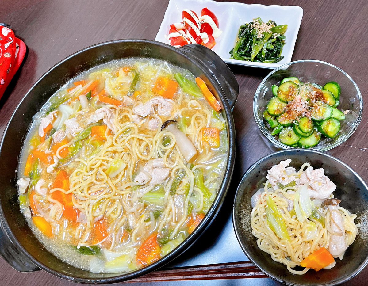 こんばんは🌙 今日の 🌈 ❤︎ 鶏ささみの旨煮丼 ❤︎ お米が少なかったので麺で節約🍜 今日はゴロ②してました🍵🥱w