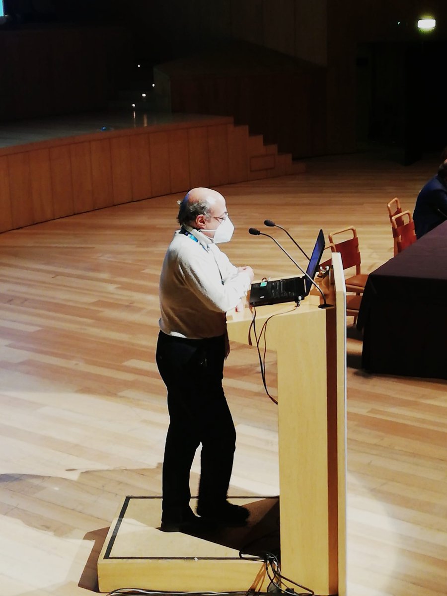 MutuaFM's tweet photo. El Dr. Andrés Baena, #FraternidadMuprespa (Puente Genil) presenta la comunicación de médicos asistenciales #Setla2021 "Revisión de la I.T. de larga duración por lumbalgia y estimación sobre la repercusión en la misma del uso de materiales antiadherentes en la cirugía lumbar" https://t.co/VTIme1HqPO