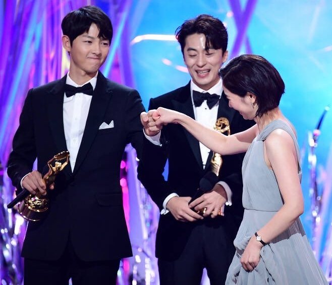 swblekpearl's tweet photo. AAAAA THEIR FIST BUMP 😭😭😭❤️❤️ https://t.co/pTwIsgYkt7