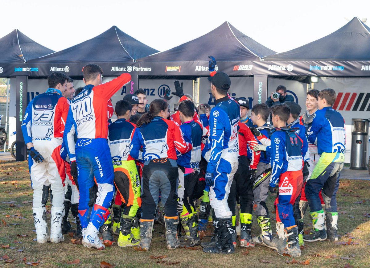 Visita sorpresa de <a href="/marcmarquez93/">Marc Márquez</a> en el #AllianzMotorCamp! Aunque este año no pueda entrenar, ha querido compartir algunos momentos con los participantes y su hermano <a href="/alexmarquez73/">Alex Márquez</a> y el resto de entrenadores. 👋🤗🤗👋