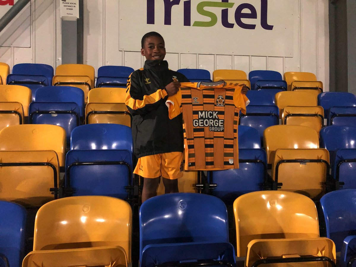 cufcacademy1's tweet image. 📸💛🖤 A huge @CambridgeUtdFC welcome to Ibrahim &amp;amp; his family!

Thank you to @MultiBallers for their support!

👏 Exciting young player joins the Academy this season