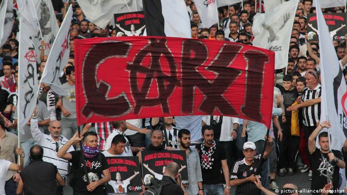 📍Birleştirilen Gezi ile Çarşı Davasında bugün:

"Biz evimizde oturuyorduk. Emniyet aradı, 'Beşiktaş'ta bir şeyler oluyor gelin bu taraftarları alın Taksim’e götürün, bize yardım edin' dediler. Biz de gittik. Sonra da bizi suç örgüt diye Osman Kavala ile birleştirdiler!"