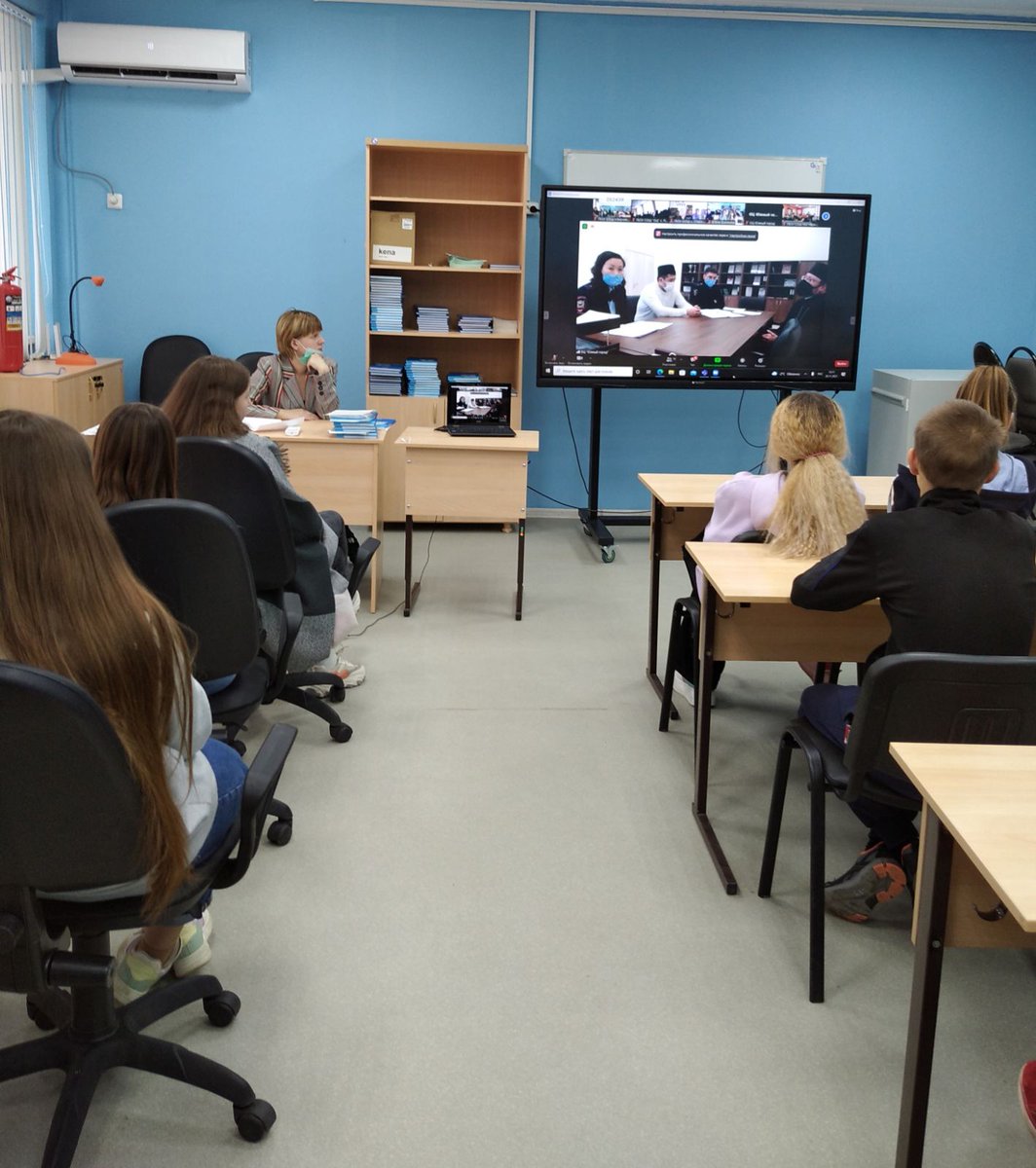 Сегодня состоялась онлайн встреча с представителями О МВД России Волжского района. На встрече были освещены темы: "поступление в учебные заведения МВД России", "нам с ненавистью и ксенофобией не по пути", "безопасность дорожного движения".