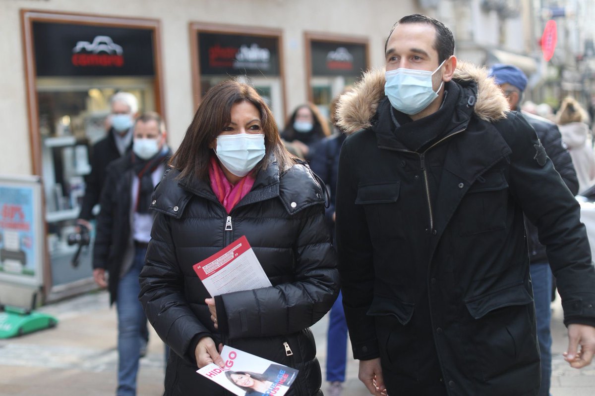 Anne_Hidalgo's tweet photo. Avec @stanzionelucien et @PJouvet, à la rencontre des Carpentrassiennes et Carpentrassiens sur le marché du centre-ville. De beaux échanges et un accueil très chaleureux pour relever ensemble les défis de demain ! https://t.co/FTP5GuLi4T