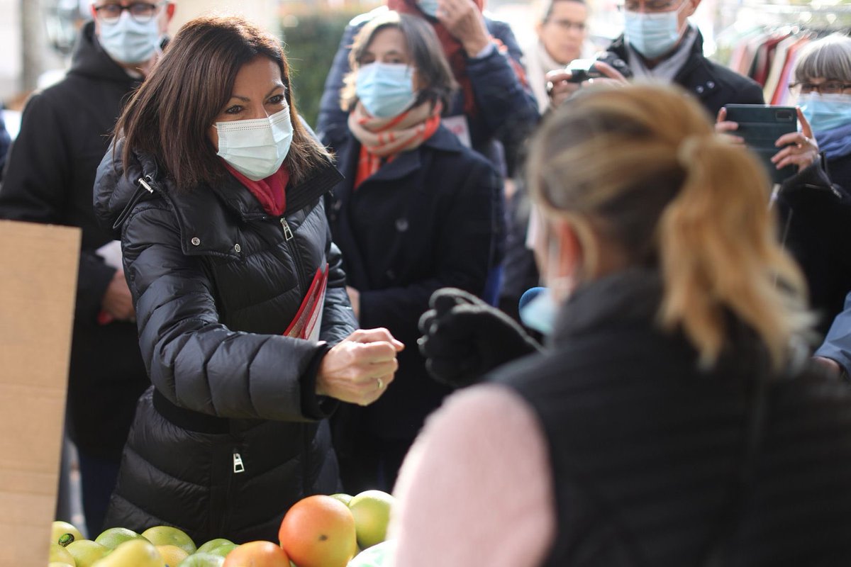 Anne_Hidalgo's tweet photo. Avec @stanzionelucien et @PJouvet, à la rencontre des Carpentrassiennes et Carpentrassiens sur le marché du centre-ville. De beaux échanges et un accueil très chaleureux pour relever ensemble les défis de demain ! https://t.co/FTP5GuLi4T
