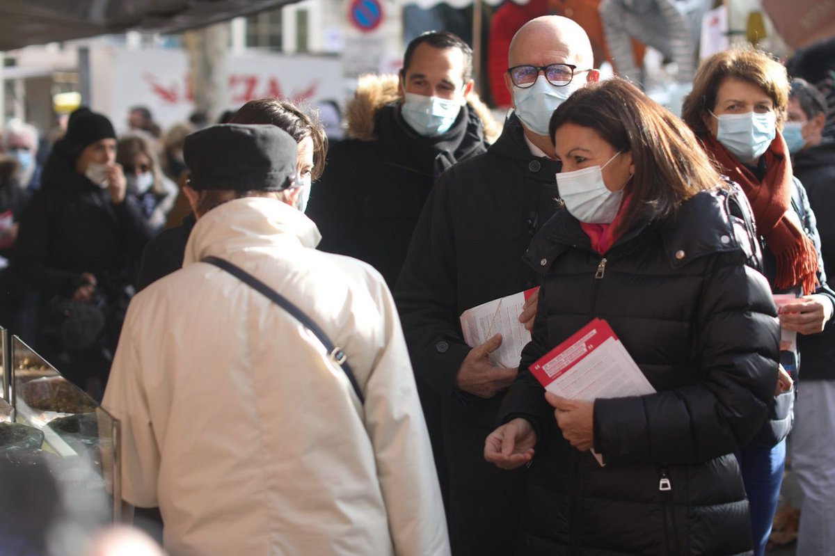 Anne_Hidalgo's tweet photo. Avec @stanzionelucien et @PJouvet, à la rencontre des Carpentrassiennes et Carpentrassiens sur le marché du centre-ville. De beaux échanges et un accueil très chaleureux pour relever ensemble les défis de demain ! https://t.co/FTP5GuLi4T