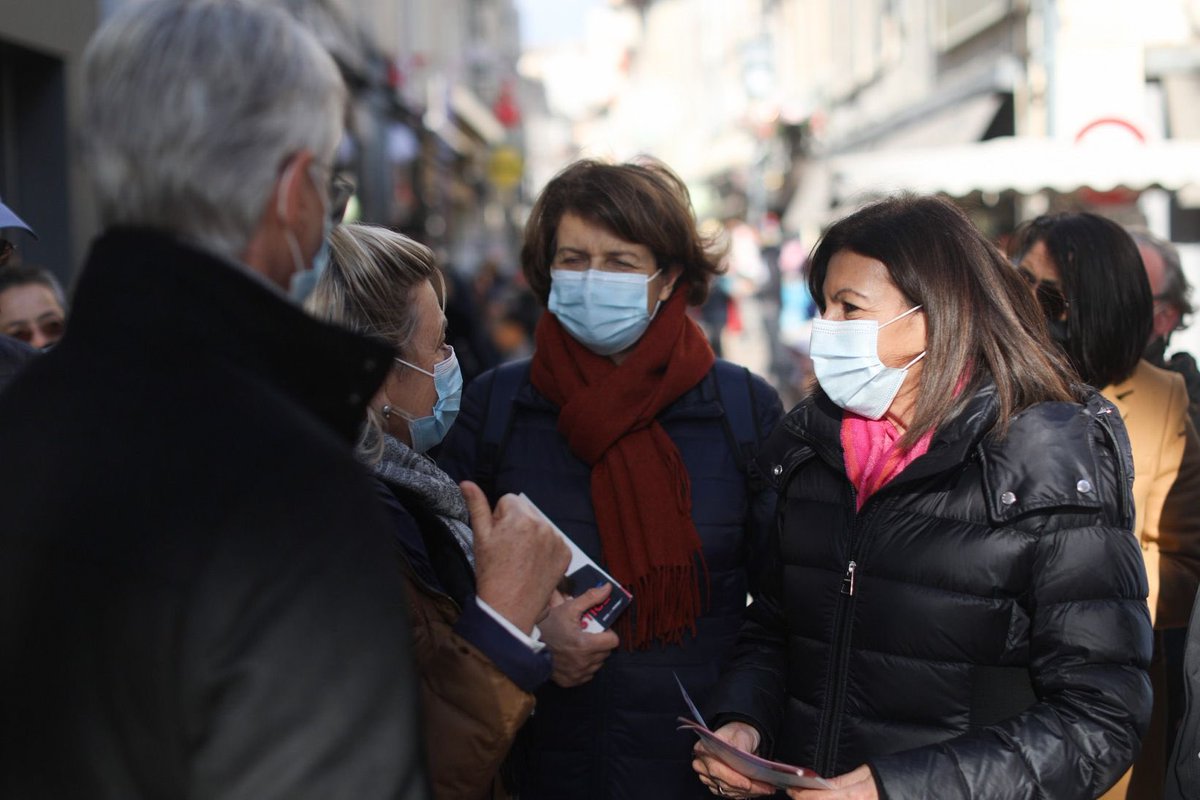 Anne_Hidalgo's tweet photo. Avec @stanzionelucien et @PJouvet, à la rencontre des Carpentrassiennes et Carpentrassiens sur le marché du centre-ville. De beaux échanges et un accueil très chaleureux pour relever ensemble les défis de demain ! https://t.co/FTP5GuLi4T