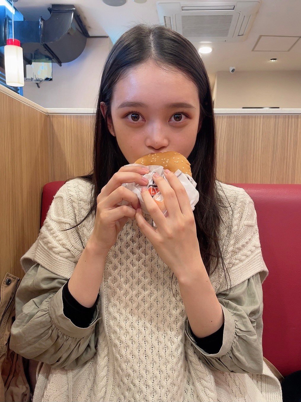 兄と一緒に行ったバーガーキングで、ハンバーガーを食べる髙石あかり