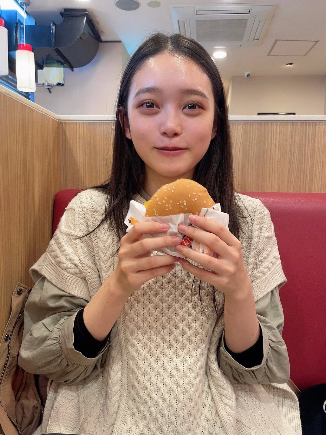 ハンバーガーを持った笑顔の髙石あかり