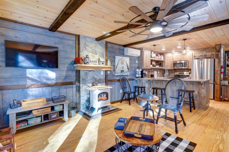 GA_MTN_CABINS's tweet photo. Welcome to The Barn on Creek's Edge -- a 1 bed, 1 bath cabin perfect for two this holiday season!
Check out more info, pics, and booking calendar here: https://t.co/VTnkD0DtFJ
#cabins #vacation #blueridgega #couples #romantic https://t.co/KDYJxAAIbr