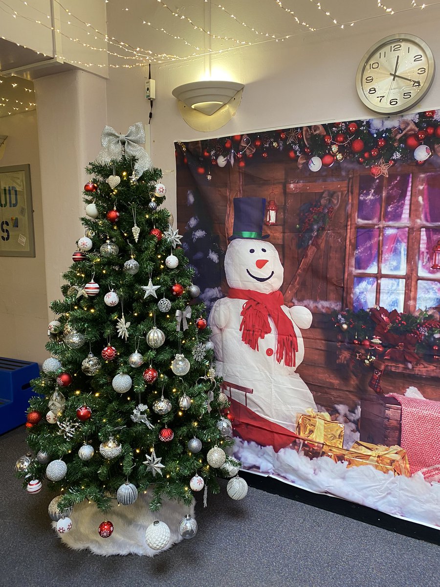 NUHPharmacy's tweet photo. It’s Christmaaaaaas!

The Inpatient Pharmacy at City is getting into the festive spirit with this tree beautifully decorated by one of our assistants Calum. 

#dispensingaroundtheChristmastree https://t.co/MBJQCyqaEL