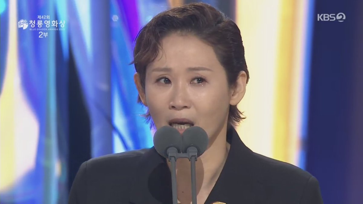 Congratulations to Kim Sun-young for winning Best Supporting Actress for her amazing performance on the film Three Sisters (세 자매)! 💜

#BlueDragonFilmAwards2021 #BlueDragonFilmAwards #42ndBluedragonfilmawards #kimsunyoung