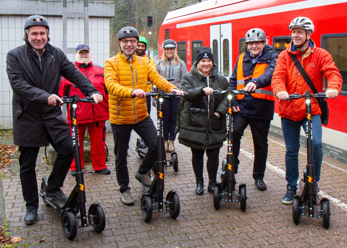 Hagen_Westfalen's tweet photo. Ihr habt Lust auf E-Tretroller? Ab heute könnt Ihr in #Haspe einen E-Tretroller ausleihen. Für die Rückholung von nicht zu den Stationen zurückgebrachten Rollern beauftragt die ZEUS Scooter GmbH einen Dienstleister. Infos zu dem Pilotprojekt lest Ihr hier➡https://t.co/L7D7ccTkwe https://t.co/aFuWRNaUdW