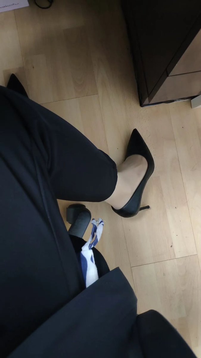 wakj_e's tweet photo. 穿了一整天的鞋子和袜子，有没有贱狗想来尝尝的 https://t.co/AlFtxG1xqY