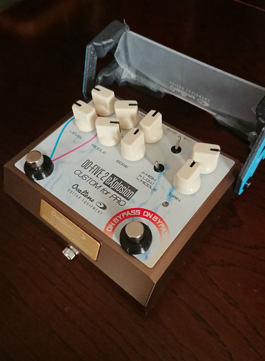 yt_taka's tweet photo. My New Gear !
11/26「いいプロ」の日に「OD-FIVE 2 eXplosion CUSTOM for PRO」を手にいれました！
まだ小音量でしか試せていませんが、どんなギターでもメッチャカッコいい音が出ます！
特にVolを絞った音は過去１番良い音✨
明後日のバンドリハが楽しみ🎸
 #Ovaltone
 #CUSTOMforPRO https://t.co/AyFUJUTYKq