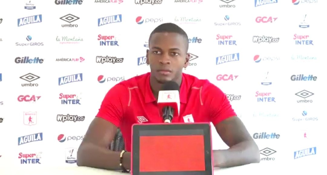 Americaenlared's tweet photo. 🎙️ #LarryAngulo | #RuedaDePrensa
“Esperamos en los cuadrangulares seguir subiendo el nivel de juego”. https://t.co/IcLrhRnm1c